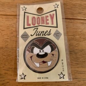 Warner Bros Looney Tunes classic original Tasmanian devil face pin New